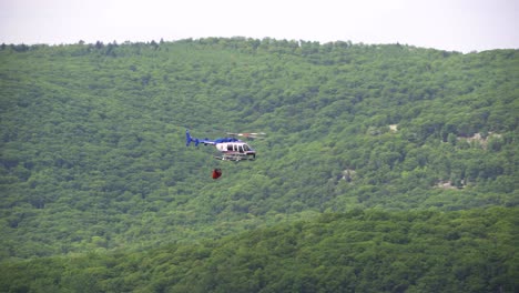 Primer-Plano-De-Un-Helicóptero-Aéreo-De-Extinción-De-Incendios-En-Entrenamiento