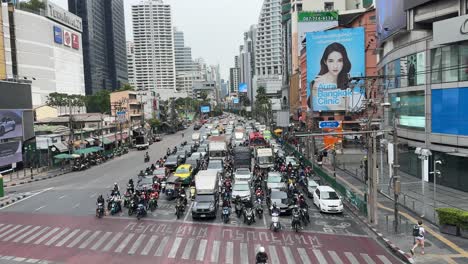 Street-with-vehicles-waiting-patiently-at-the-traffic-junction-near-Terminal-21-at-Asoke-Sukhumvit