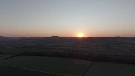 Sonnenuntergang-Am-Frühen-Abend-über-Den-Hügeln-Fegen