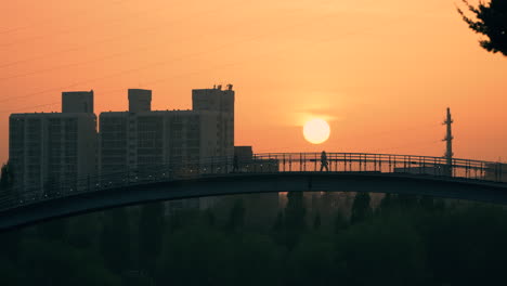 People-In-Silhouette-Walking-At-Seonyudo-Bridge-At-Sunset-On-Hangang-River,-Yeongdeungpo,-South-Korea