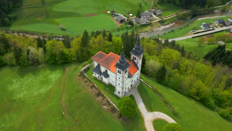 Religiöses-Gebäude,-Ländlicher-Standort-In-Slowenien,-Transport,-Natur,-Luft