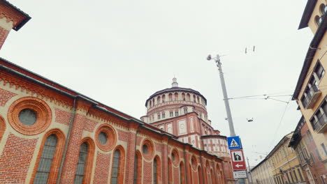 Historische-Architektur-Und-Kirchenfassade-In-Mailand,-Italien-An-Einem-Bewölkten-Tag