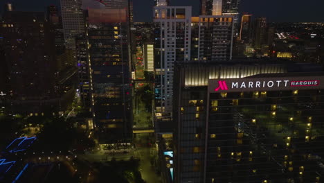 Drone-Sobrevolando-El-Hotel-Marriott-Marquis-De-Houston-Y-Revelando-La-Piscina-Del-Tamaño-De-Texas