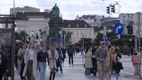 Visitantes-Que-Recorren-Maria-Theresa-Platz-En-Viena,-Austria.