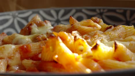 Deliciosa-Pasta-Penne-Horneada-Con-Salsa-Picante-De-Tomate-Arrabiata-Y-Queso-Derretido