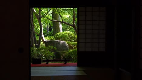 Filmische-Slider-Enthüllung-Eines-Japanischen-Tatami-Raums-Mit-Grünem-Garten