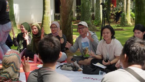 Group,-Indonesian-residents,-gesturing,-communicating,-sign-language