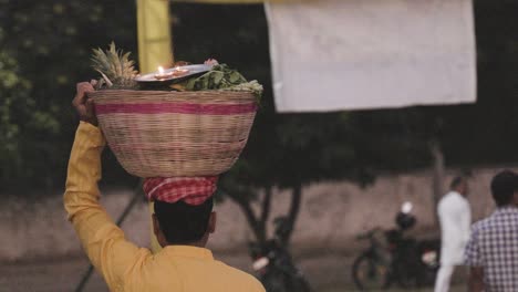 Menschen,-Die-Anlässlich-Des-Chhath-Festes-In-Indien-Heilige-Opfergaben-Tragen.-Das-Video-Wurde-Am-20.-November-2023-In-Jodhpur,-Rajasthan,-Indien,-Aufgenommen