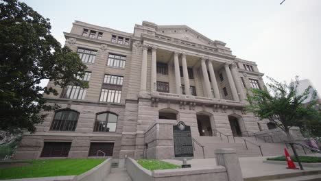 Toma-Panorámica-De-ángulo-Bajo-Del-Palacio-De-Justicia-De-1910-En-El-Centro-De-Houston,-Texas.