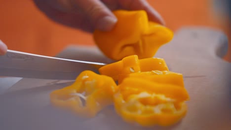 Ein-Einfaches-Messerschneiden-Einer-Gelben-Paprika