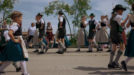 Traditioneller-Bayerischer-Maibaumtanz-Für-Kinder