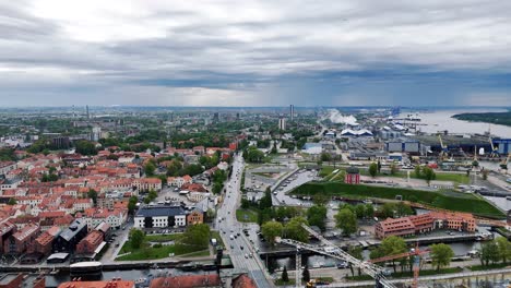 Paisaje-Urbano-De-Klaipeda-En-Un-Día-Frío-Con-Cielos-Nublados-Y-Vistas-Al-Puerto