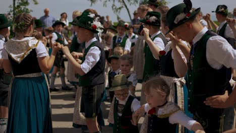 Traditioneller-Maibaum-Kindertanz