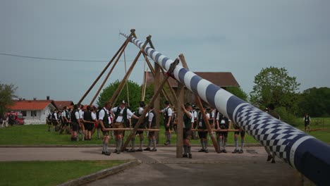 Traditioneller-Bayerischer-Maibaum-Wird-Von-Jungen-Männern-Aufgestellt