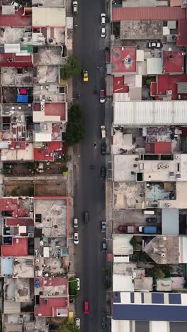 Vertikale-Drohnenaufnahmen-Fangen-Die-Belebten-Straßen-Von-Ecatepec,-Mexiko-Ein