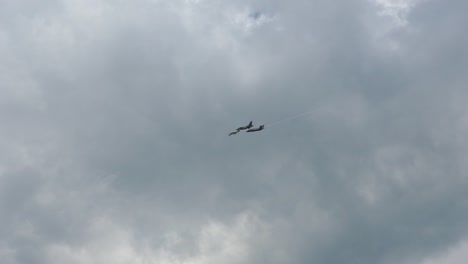 Exhibición-Aérea-De-Aviones-De-Combate-Que-Escoltan-A-Turbohélice-En-Cámara-Lenta