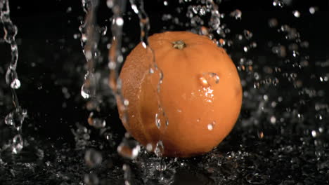 Agua-Lloviendo-Sobre-Naranja-En-Cámara-Súper-Lenta