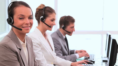 Lächelnde-Callcenter-Agenten-Bei-Der-Arbeit