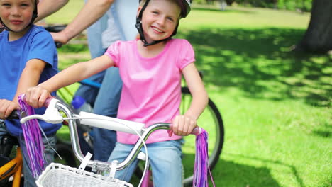 Ein-Junge-Und-Ein-Mädchen-Sitzen-Nebeneinander-Auf-Fahrrädern-In-Einem-Park