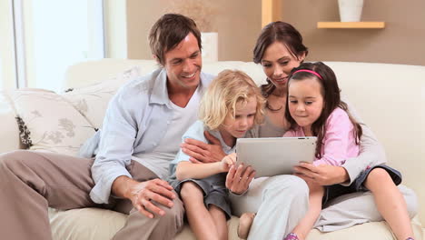 Lächelnde-Familie-Mit-Einem-Tablet-Computer