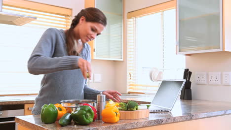 Mujer-Preparando-Una-Comida