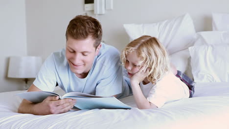 Padre-E-Hijo-Leyendo-Un-Libro