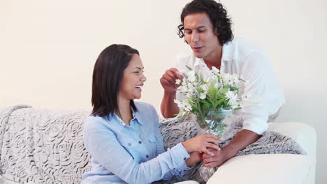 Mann-überrascht-Seine-Freundin-Mit-Einem-Blumenstrauß