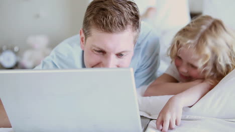 Padre-E-Hijo-Mirando-Una-Computadora-Portátil