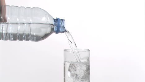 Stilles-Wasser-Fließt-In-Superzeitlupe-In-Einem-Glas