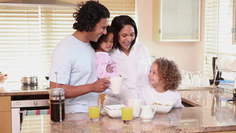 Familia-Desayunando-En-La-Cocina