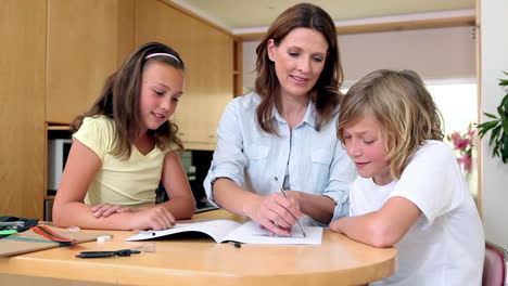 Mutter-Hilft-Ihren-Kindern-Bei-Den-Hausaufgaben