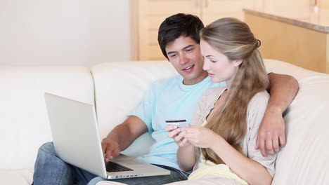 Una-Pareja-Feliz-Comprando-En-Línea