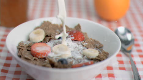 Leche-Fluyendo-En-Cámara-Súper-Lenta-En-Un-Tazón