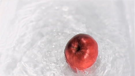 Manzana-Girando-En-Agua-En-Cámara-Súper-Lenta