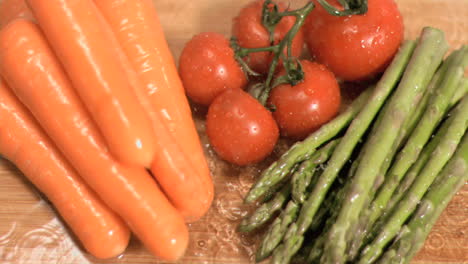 Agua-Lloviendo-Sobre-Verduras-En-Cámara-Súper-Lenta