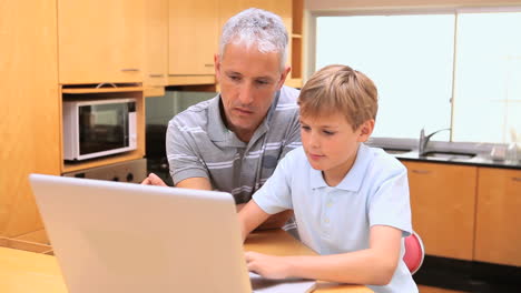 Padre-E-Hijo-Sentados-Frente-A-Una-Computadora-Portátil