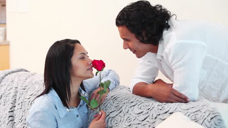 Pareja-Con-Una-Rosa-Hablando-En-La-Sala-De-Estar