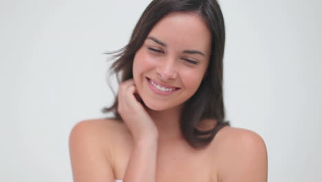 Mujer-Feliz-Colocando-Su-Mano-En-Su-Cuello