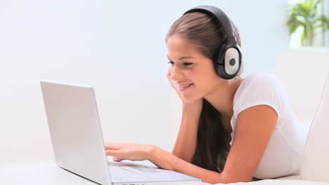 Young-woman-listening-to-music