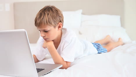 Junge-Mit-Einem-Laptop