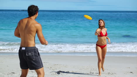 Pareja-Sonriente-Jugando-Frisbee