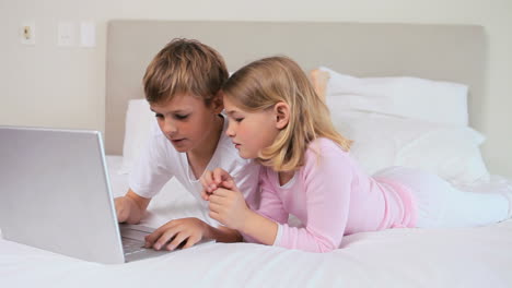 Cute-siblings-using-a-laptop