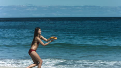 Frau-Spielt-Frisbee-In-Zeitlupe