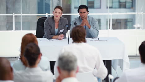 Gente-De-Negocios-Haciendo-Preguntas