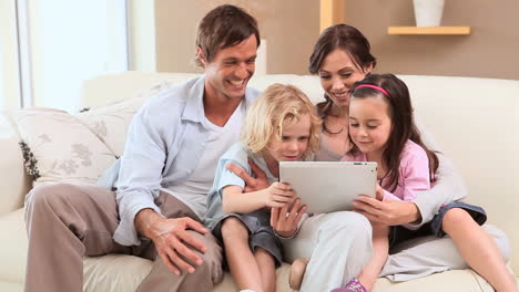 Familia-Mirando-Una-Tableta