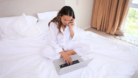 Mujer-Usando-Una-Laptop