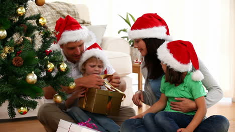 Montaje-De-Vídeos-Navideños-Por-Los-Que-Se-Desplaza-Una-Mano.