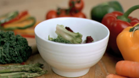 Verduras-Cayendo-En-Un-Recipiente-En-Cámara-Súper-Lenta