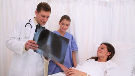 Ärzte-Erklären-Einem-Patienten-Eine-Röntgenaufnahme