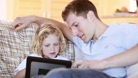 Lächelnder-Vater-Benutzt-Mit-Seinem-Sohn-Einen-Tablet-Computer